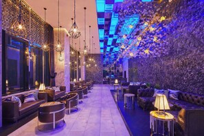 2 bares, bar junto a la piscina