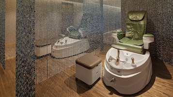 Couples treatment room(s), steam room, body treatments, hydrotherapy