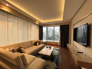 Suite – club, 1 soverom | Memory foam-senger, minibar, safe på rommet og individuelt dekorert