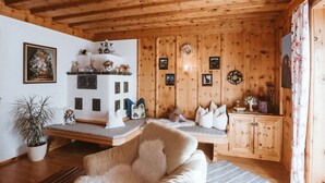 Un interior de madera acogedor con un sofá, una mesita y un armario.