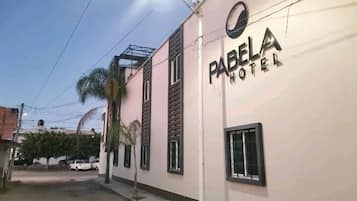Vista frontal de la propiedad