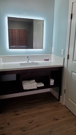 Bathroom sink - Crestridge Inn (Inglewood)