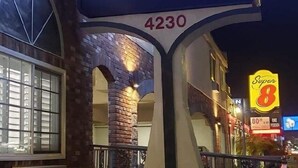 Ein Hotel Schild für das Crestridge Inn, unter dem die Nummer 4230 angebracht ist.