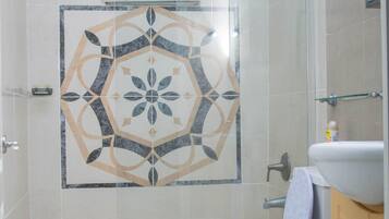 Rumah Keluarga | Kamar mandi | Shower, pancuran hujan, perlengkapan mandi gratis, dan handuk