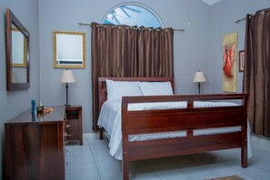 2 عدّة غرف نوم وألحفة محشوة بالريش وبديكورات فريدة لكل غرفة