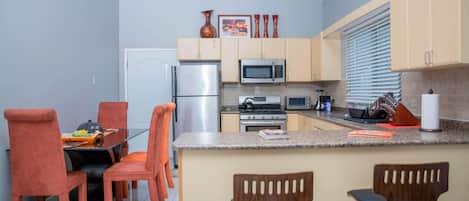 Nhà dành cho gia đình | Bếp riêng | Tủ lạnh, lò vi sóng, bếp nấu, dụng cụ pha cà phê/trà