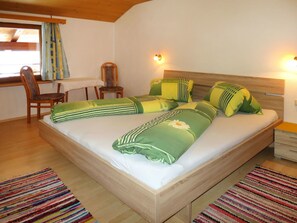 6 Schlafzimmer, Reisekinderbett, kostenloses WLAN