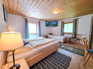 5 bedrooms, travel cot