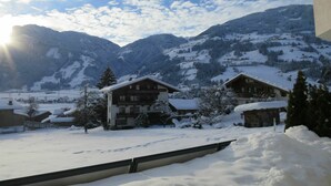 A snow-covered mountain landscape with a wooden building in the foreground. - Beautiful apartment for 4 people with WIFI, TV and terrace (Ramsau Im Zillertal)