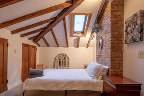 1 dormitori, caixa forta a l'habitació i escriptori 