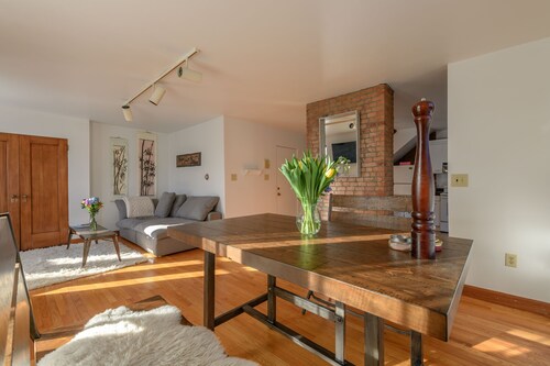 Centre ville, bel appartement ensoleillé avec parking!