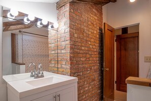 Assecador de cabells, tovalloles, sabó i xampú 