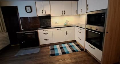Atemberaubendes alleinstehendes Ferienhaus für 18 Gäste mit W-LAN, TV, Terrasse und Parkplatz