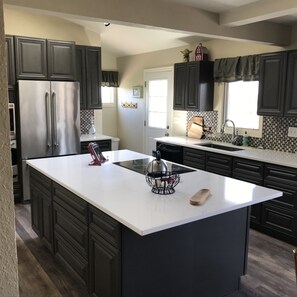 Een koelkast, een magnetron, een oven, een kookplaat