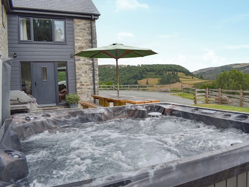 5 bedroom accommodation in Llanwrthwl, near Rhayader