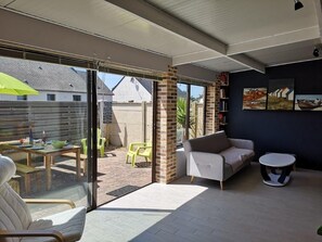 TV, DVD player, books, video library