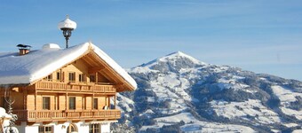 Beautiful  villa for 6 guests with WIFI, TV, balcony, pets allowed and panoramic view