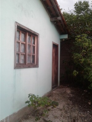 Exterior detail - House in the middle of nature. (Rosário)