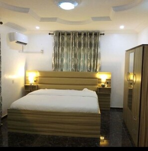 Egyptian cotton sheets, premium bedding, memory-foam beds - Jaybritt Luxury Apartment (Ibadan)