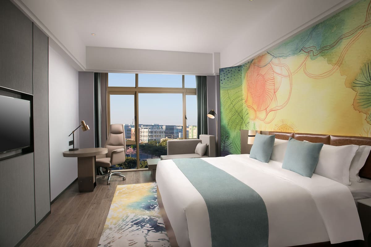 Premium bedding, down comforters, in-room safe, individually decorated