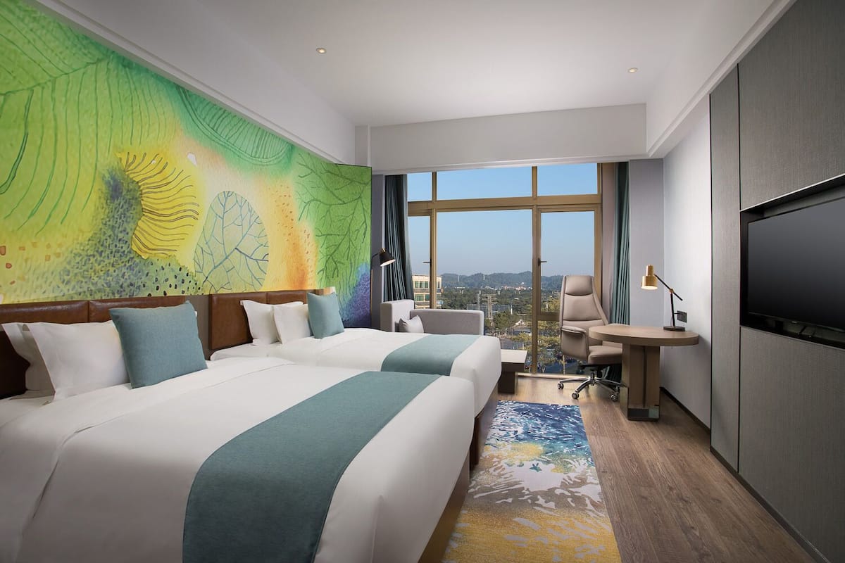 Premium bedding, down comforters, in-room safe, individually decorated