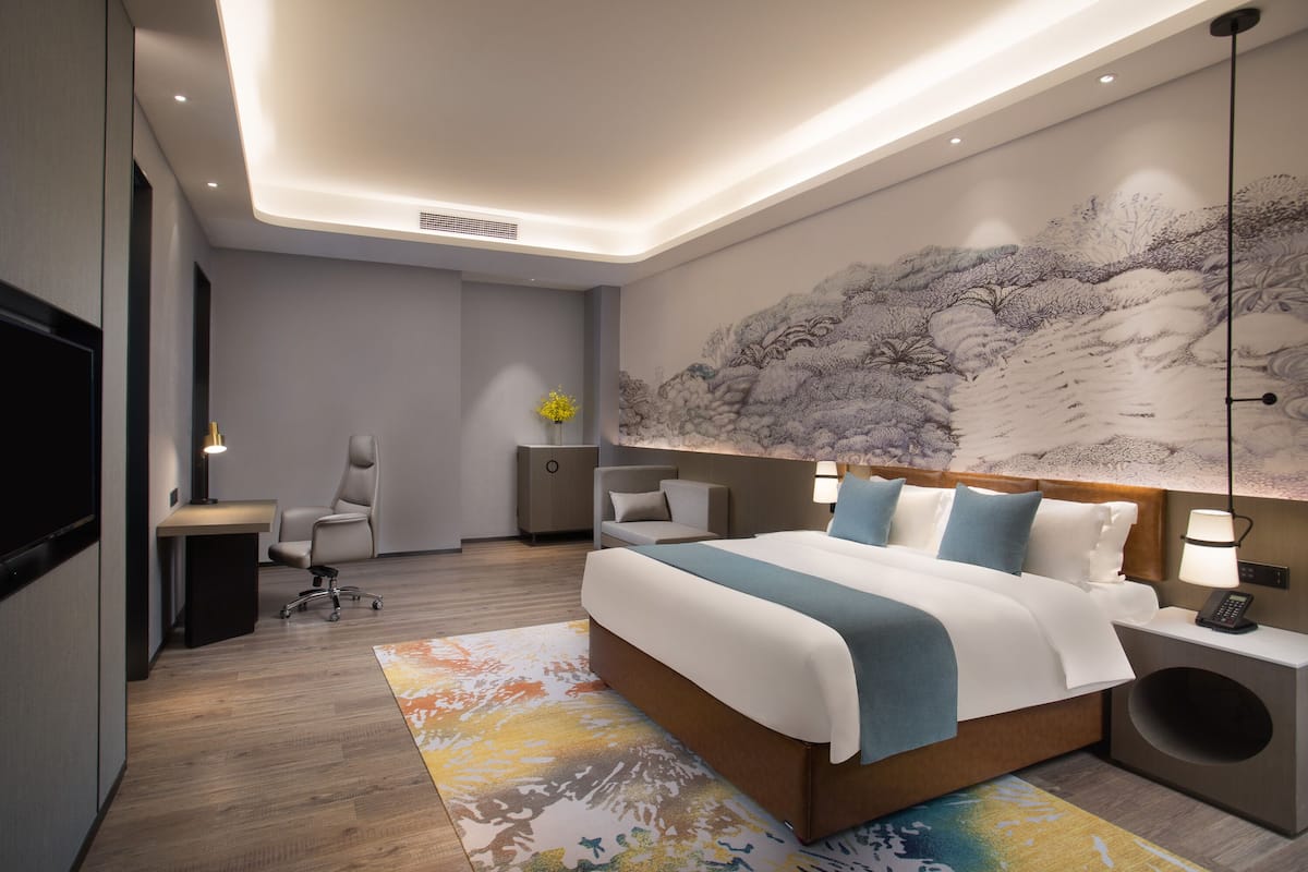 Premium bedding, down comforters, in-room safe, individually decorated