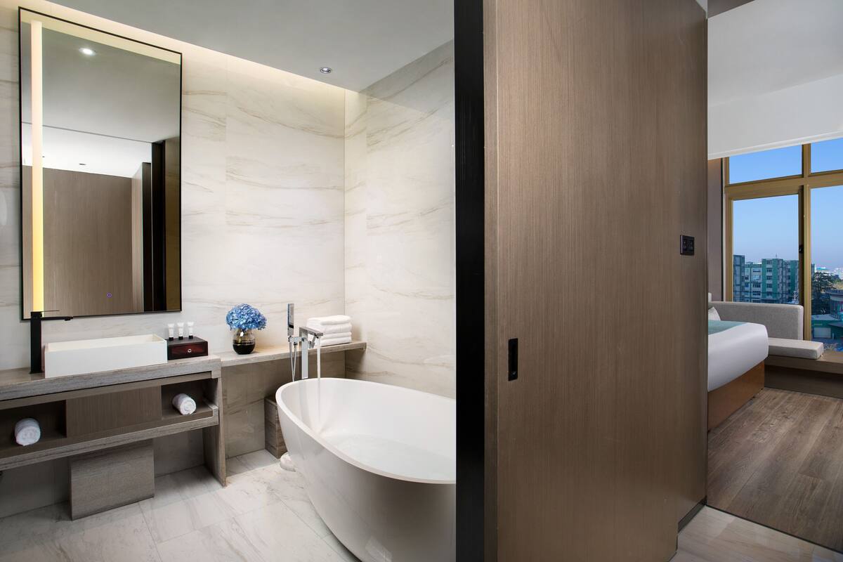 Douche à « effet pluie », articles de toilette gratuits, sèche-cheveux