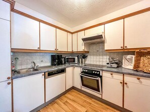 Mikrowelle, Ofen, Geschirrspüler, Hochstuhl