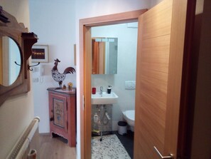 Sèche-cheveux, savon, papier toilette