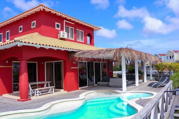 Outdoor pool - The Water Villa: Toplocation at the water (kralendijk)