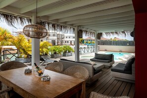 Outdoor dining - The Water Villa: Toplocation at the water (kralendijk)