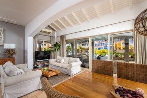 Een smart-tv en een stereo