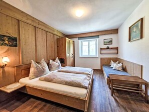 3 bedrooms, travel crib, free WiFi, bed sheets