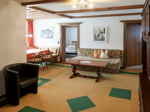 Interior - Lovely apartment for 8 guests with WIFI, TV, balcony and pets allowed (Pfunds)