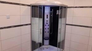 Bañera, secador de pelo, jabón y champú