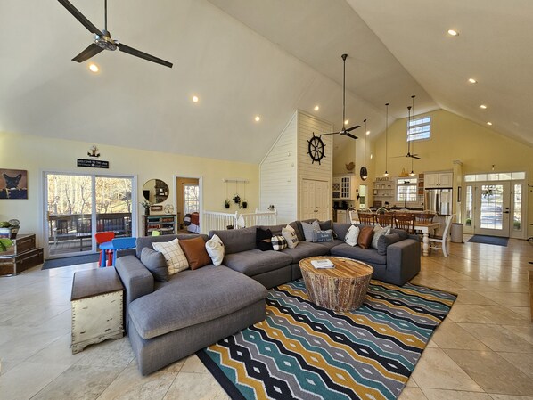 Televisión y chimenea 