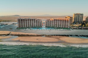 På stranden, solstolar och strandhanddukar