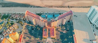 OceanFront, Deluxe 3 Bedroom All King, 3 Bathroom, bonus Bunk Beds, 2nd Floor!