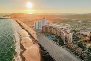 On the beach, sun-loungers, beach towels - OceanFront, Deluxe 3 Bedroom All King, 3 Bathroom, bonus Bunk Beds, 2nd Floor! (Puerto Peñasco)
