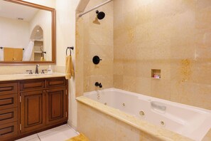 Combinació de dutxa i banyera i banyera d'hidromassatge 