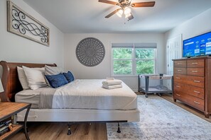 2 bedrooms, desk, iron/ironing board, free WiFi