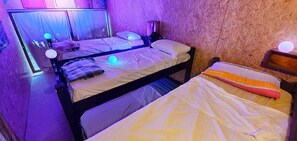 Shared Dormitory, 4 Bunk Beds, Shared Bathroom | Värdeförvaringsskåp på rummet och gratis wi-fi