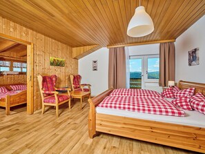 9 bedrooms, free WiFi - Stunning private villa for 25 people with pool, WIFI, TV, terrace, pets allowed and panoramic view (Baierweg)