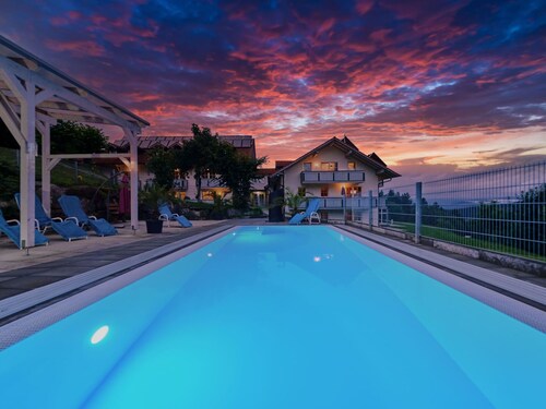 Stunning private villa for 17 people with pool, WIFI, TV, terrace and pets allowed