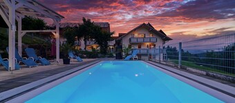 Stunning private villa for 17 people with pool, WIFI, TV, terrace and pets allowed