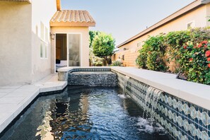 Een verwarmd zwembad