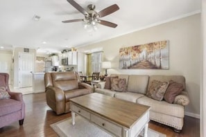 Smart TV, video games, DVD player - Next to SDC & Table Rock Lake. 2 Beds 2 Baths. 20ft Patio. Full Size Kitchen.  (Branson)
