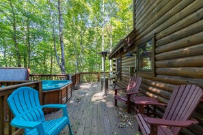 Terrace/patio - Mimi's Cottage - pet friendly cabin between Boone-Blowing Rock with hot tub, game tables (Blowing Rock)