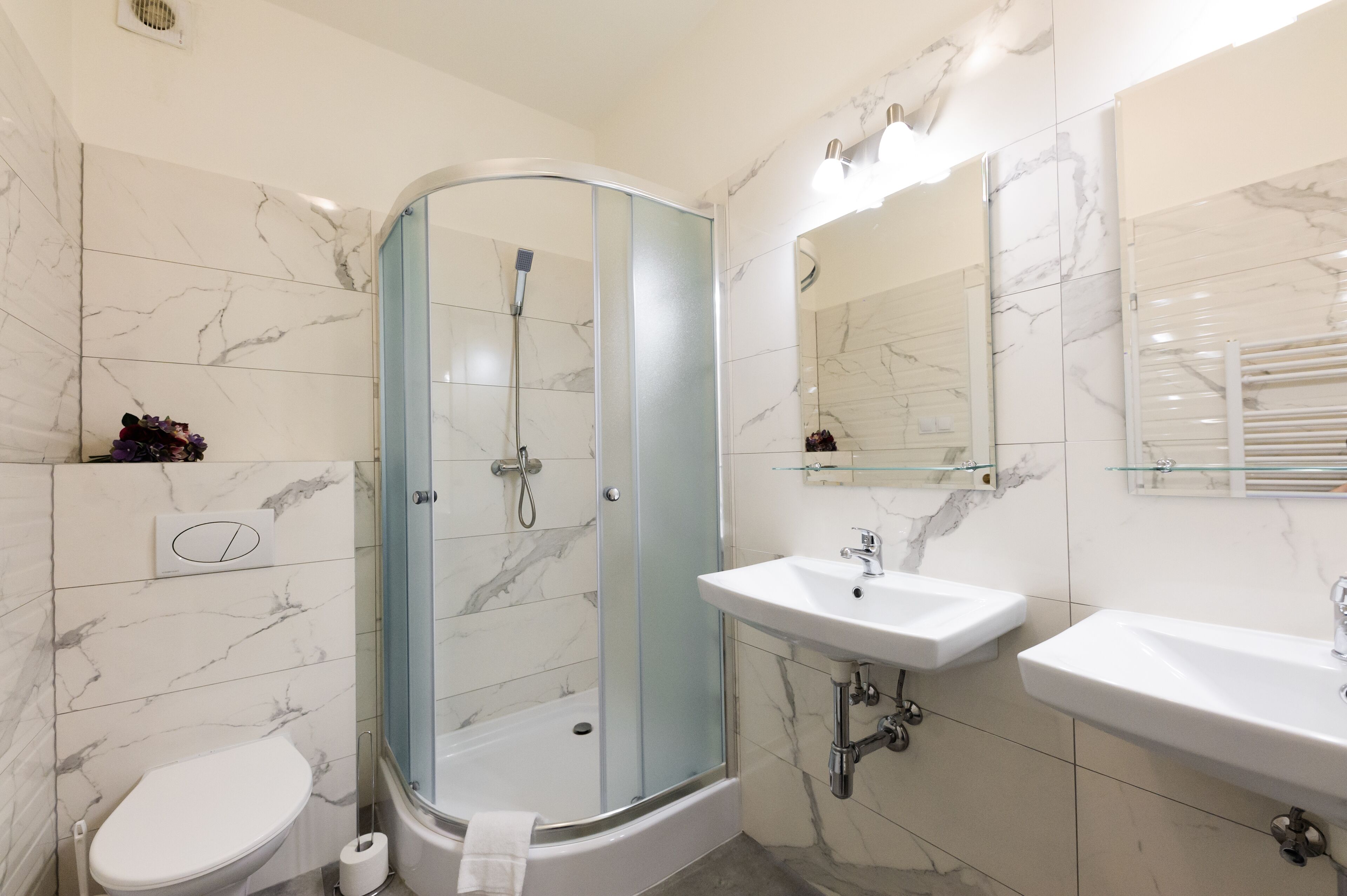 Classic Quadruple Room | Bathroom | Free toiletries, hair dryer, towels