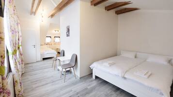 Classic Quadruple Room | Minibar, free WiFi, bed sheets